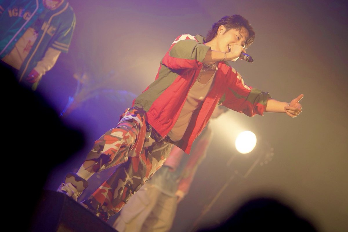 VELLE_fumiya's tweet photo. SUMMER TOUR全公演完走！

今日はいつも以上に今の自分の全てを曝け出しました🔥いつもは冷静さもありつつだけど今日はZeppへの意気込みも込めて、我武者羅に届けました。

バカ楽しかった！ありがとう！

今から踏み出す一歩目のつま先はZeppで宜しく🫱🏻‍🫲🏼

#ベルエージェー https://t.co/PYeCoU0MEe