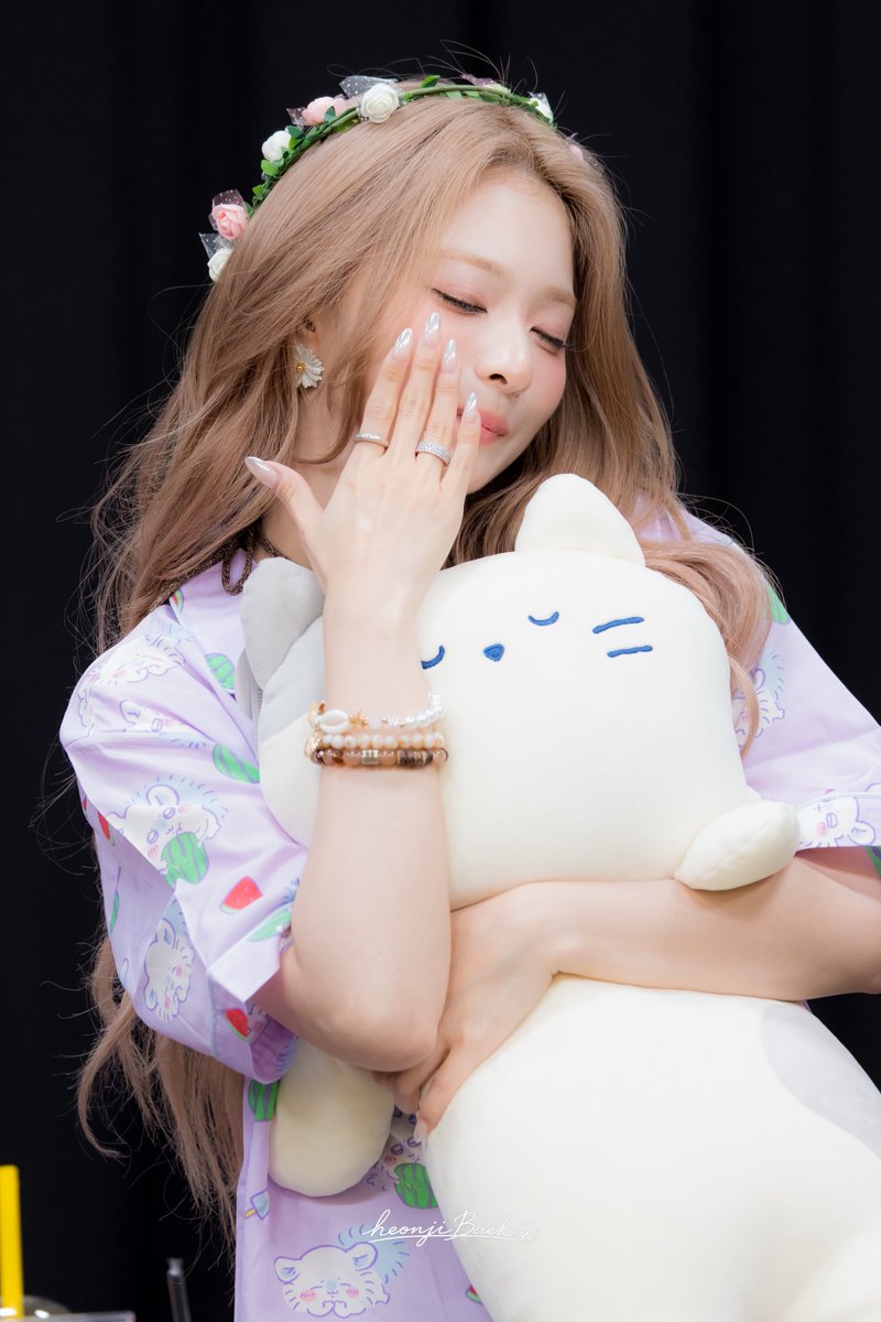 heonjiBaek0417's tweet photo. 260731 후즈팬 팬사인회

나꼬 1p

- 미녀는 잠꾸러기

#fromis_9 #프로미스나인 
#나경 #이나경 #LEENAGYOUNG https://t.co/6ak1filKx8