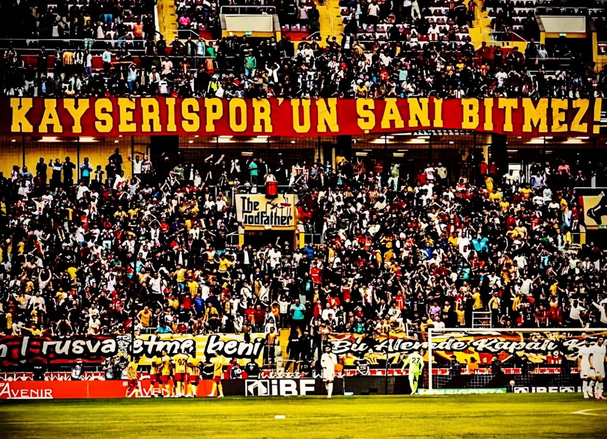 larkultrass's tweet photo. ARMAYA SADAKAT, TRİBÜNE İHANET YOK!
KAPALI KALE SUSMAZ! 90 DAKİKA KOL KOLA YELLOW WALL WAMOS !🔥☄️ https://t.co/1GNnMYQOCE
