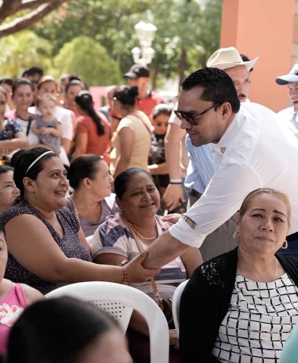 TommyZambranoM's tweet photo. La Zona Sur enfrenta tiempos difíciles por la sequía, y hoy estamos ahí, llevando ayuda y respaldo a las familias que más lo necesitan.

Este es el compromiso: estar presentes, dar respuestas y trabajar por Honduras.

¡Seguimos adelante, juntos! 🫱🏽‍🫲🏻🇭🇳

#ZonaSur #Honduras #UnGobiernoQueHace