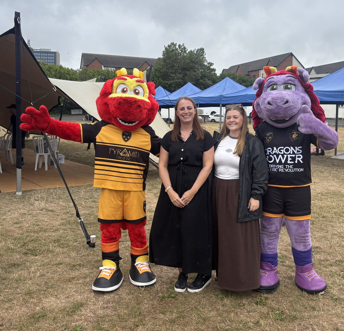 DRA_Community's tweet photo. 🐉 Community | @KLAcorp Fun Day

Rodney &amp; Anwen had a great time at the KLA Family Day at Rodney Parade today.

Playing football, connect 4, Cornhole and meeting all the children.

Thanks for inviting us 😎
#WeAreGwentrugby https://t.co/pOdazw4lbq