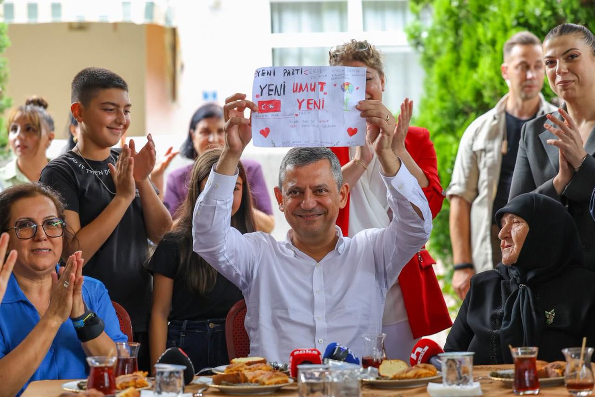 eczozgurozel's tweet photo. Umudunu kaybetmeyenlerin, memleketten vazgeçmeyenlerin buluşacağı yepyeni bir yol açtık.
Şimdi o yolda yürüyoruz.

Sokakta, meydanda, milletin arasında yürüyoruz…

Bugün Kocaeli’de güzel günlere inanan halkımızla beraberdik.

Artık eskinin devri bitmiştir.
YENİ’nin vakti gelmiştir.