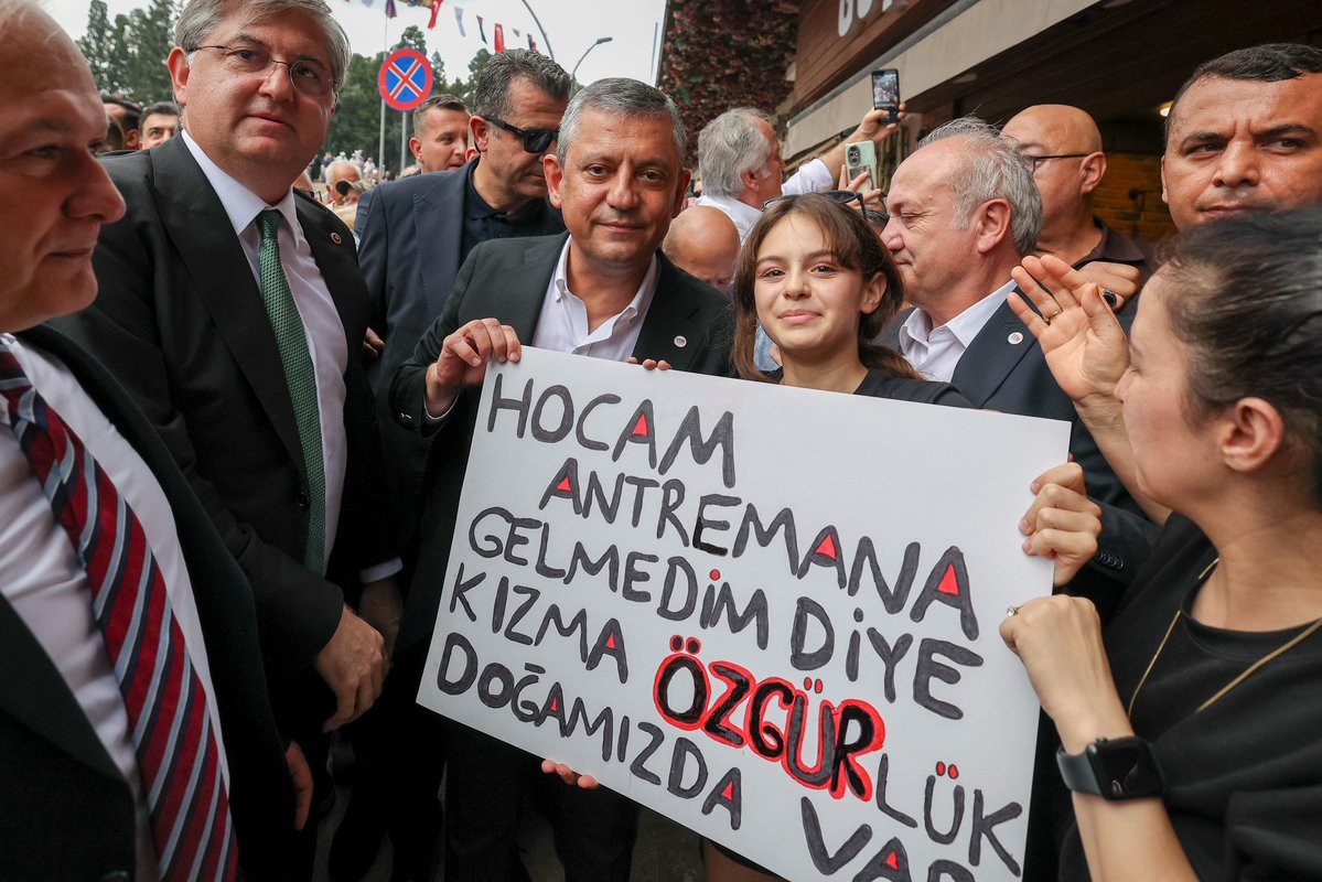 eczozgurozel's tweet photo. Umudunu kaybetmeyenlerin, memleketten vazgeçmeyenlerin buluşacağı yepyeni bir yol açtık.
Şimdi o yolda yürüyoruz.

Sokakta, meydanda, milletin arasında yürüyoruz…

Bugün Kocaeli’de güzel günlere inanan halkımızla beraberdik.

Artık eskinin devri bitmiştir.
YENİ’nin vakti gelmiştir.