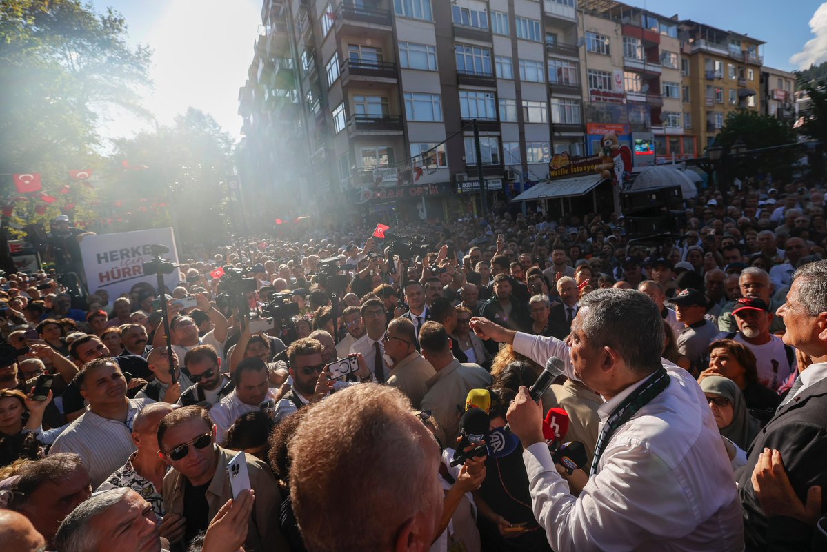eczozgurozel's tweet photo. Umudunu kaybetmeyenlerin, memleketten vazgeçmeyenlerin buluşacağı yepyeni bir yol açtık.
Şimdi o yolda yürüyoruz.

Sokakta, meydanda, milletin arasında yürüyoruz…

Bugün Kocaeli’de güzel günlere inanan halkımızla beraberdik.

Artık eskinin devri bitmiştir.
YENİ’nin vakti gelmiştir.