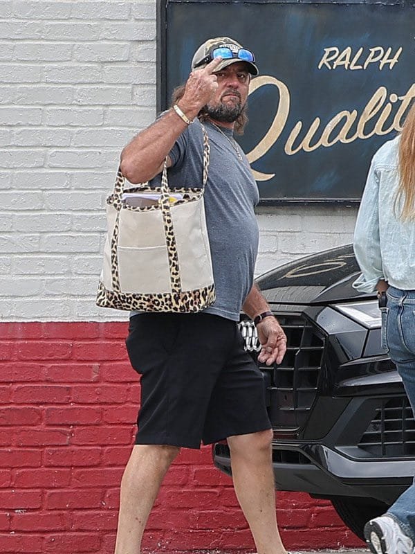 xiladelrey's tweet photo. a lana colocando o jeremy pra carregar a bolsa dela MORRO LKKKK https://t.co/oyiwZQZeX3