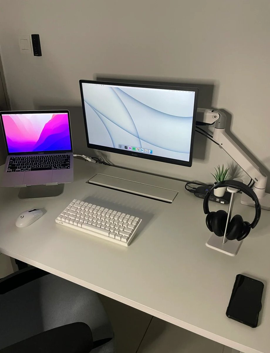 hanggara_83's tweet photo. My minimalist desk setup just leveled up—less clutter, more focus, game changer for remote work! https://t.co/3MKaPMeLSq