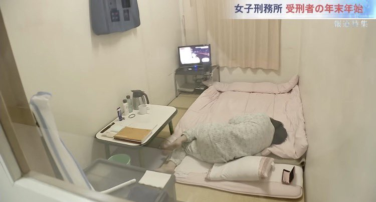 kouei52's tweet photo. ←熊本地震の避難所
→女性専用刑務所

女性受刑者の方が、今も避難所で暮らす熊本地震の被災者より良い生活を送ってますね https://t.co/oRu6lHqkcI