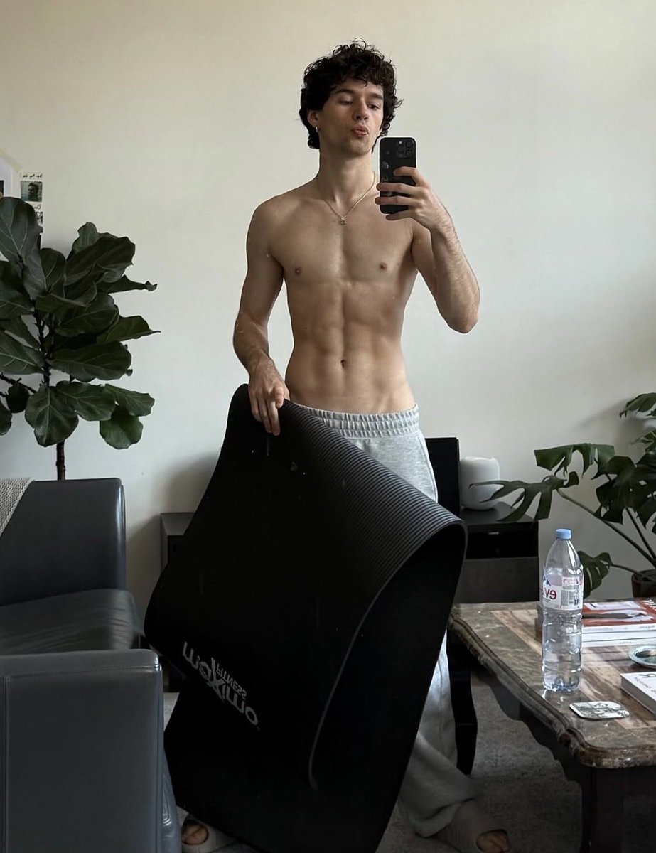 d1stoneur's tweet photo. Paxton

             22. aussie. football enthusiast.
           non-toxic gym bro. world traveler.
                      bi. verse. he/him. 6’0.
              literate. ms. mv. 21+ ooc. mdni. https://t.co/hZk70rk7tK