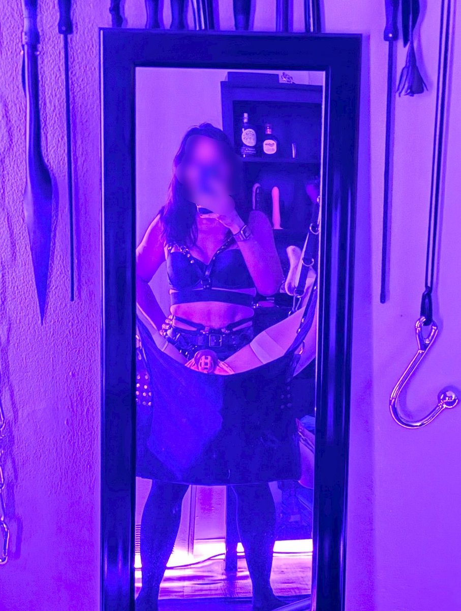 aking_reyna's tweet photo. Sometimes people ask if I have rules regarding sessions and play.

I will assume you are a decent human being who respects others and desires to be respected (yes even proDommes respect people during play, dumbass). So I will never “demand” respect nor state that it’s a requirement because if you clearly lack respect and consideration our interaction will be very brief. 

My #1 rule is: do not be boring. Boring dead fish are the absolute worst. The thrill has to come from both sides, darlings.