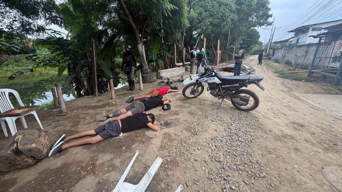 CodigoDig_01of's tweet photo. #ATENCIÓN🔴
Éste Viernes 28-Agosto-2026 se conoció que la #PolicíaEcuador intensifica la búsqueda de alias “Frejol” y alias “Bryan”, señalados como personas de interés tras el hallazgo de los cuerpos sin vida de tres mujeres en el cantón #Chone, provincia de #Manabí. https://t.co/S17pGnnKiJ