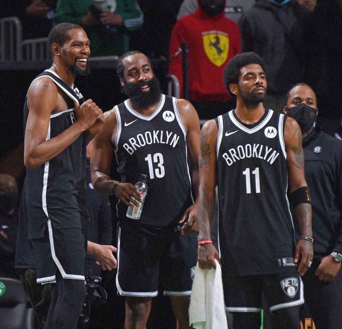 pisounalinha's tweet photo. O maior lamento da carreira de Kevin Durant? 

Não ter sido campeão no Brooklyn Nets.

“Aquela foi a maior tristeza pra mim. Brooklyn foi tão incrível comigo… então ter feito isso lá, o título, o desfile de campeão, puta merda”.

“É nisso que eu penso quando aquele time me vem à cabeça. Nós todos de preto, a torcida toda de preto, as comemorações… seria fantástico”.