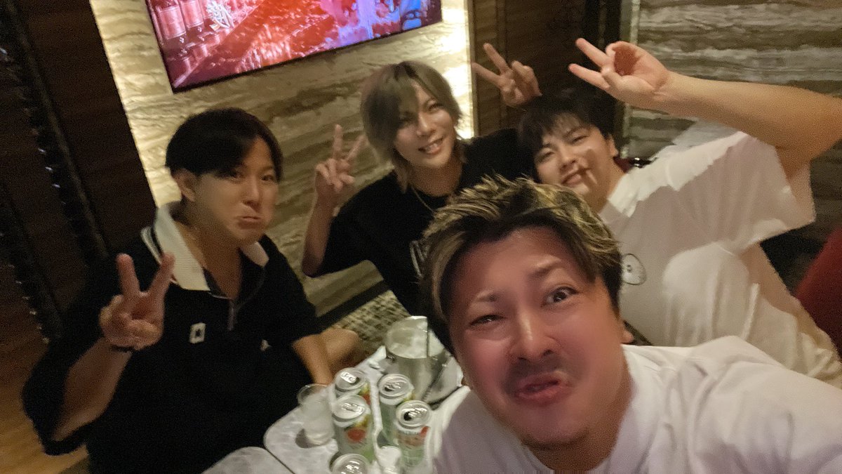 TT19831018's tweet photo. barおいなり🐷

めちゃくちゃ久しぶりにシンと飲み🍺✨
めっちゃガキの頃から仲良くしてて、いつのまに大人になっちゃって😭

そのまま流れでおじさん達に会いに💡
みんなずっと仲良しなのありがたい😍

本日も営業中でございます🙇🍺🍷🍾
#串カツ
#おじさん
#スラット https://t.co/LMyffgnIBv