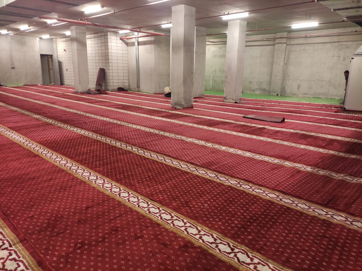 numanhatipoglu's tweet photo. Çocuklarımızın eğitim gördükleri ortamların her yönüyle daha nitelikli, temiz ve düzenli olması; onların ihtiyaçlarına uygun imkânlarla buluşturulması önceliklerimiz arasındadır.

Bu anlayışla, ilimiz genelinde 7 ilçemizde bulunan 92 eğitim kurumumuzun mescitlerinde kullanılmak üzere toplam 3.790,08 m² halının dağıtımını, Mahmut Esat Coşan Vakfı tarafından ilimizde gerçekleştirilen program sonrası Valiliğimiz tasarrufuna bıraktıkları halılar ile gerçekleştirdik. 

Vakıf yönetimine katkılarından dolayı teşekkür ediyorum.

Öğrencilerimizin ibadetlerini daha temiz, düzenli ve uygun ortamlarda yerine getirebilmelerine katkı sunan bu çalışmanın hayırlı olmasını diliyorum.

Evlatlarımızın eğitimine, huzuruna ve geleceğine yapılan her yatırım, Elazığ’ımızın yarınlarına yapılan yatırımdır.

Eğitim kurumlarımızın ihtiyaçlarını karşılamaya ve öğrencilerimizin daha iyi şartlarda eğitim görmeleri için çalışmalarımızı kararlılıkla sürdürmeye devam edeceğiz.

Elazığ’ımız ve evlatlarımız için çalışmaya devam ediyoruz.