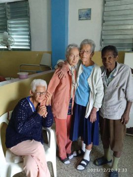 DPSHabana's tweet photo. 👴👵 En el #DíaDeLaAncianidad, recordamos la proclamación de los Derechos de la Ancianidad por Eva Perón en 1948. En Cuba, nuestros adultos mayores son prioridad, tesoro y memoria viva. ¡Por una vejez plena, con respeto, atención y dignidad siempre! 🇨🇺❤️
#LaHabanaEsSalud https://t.co/Q5qkMj4UFS