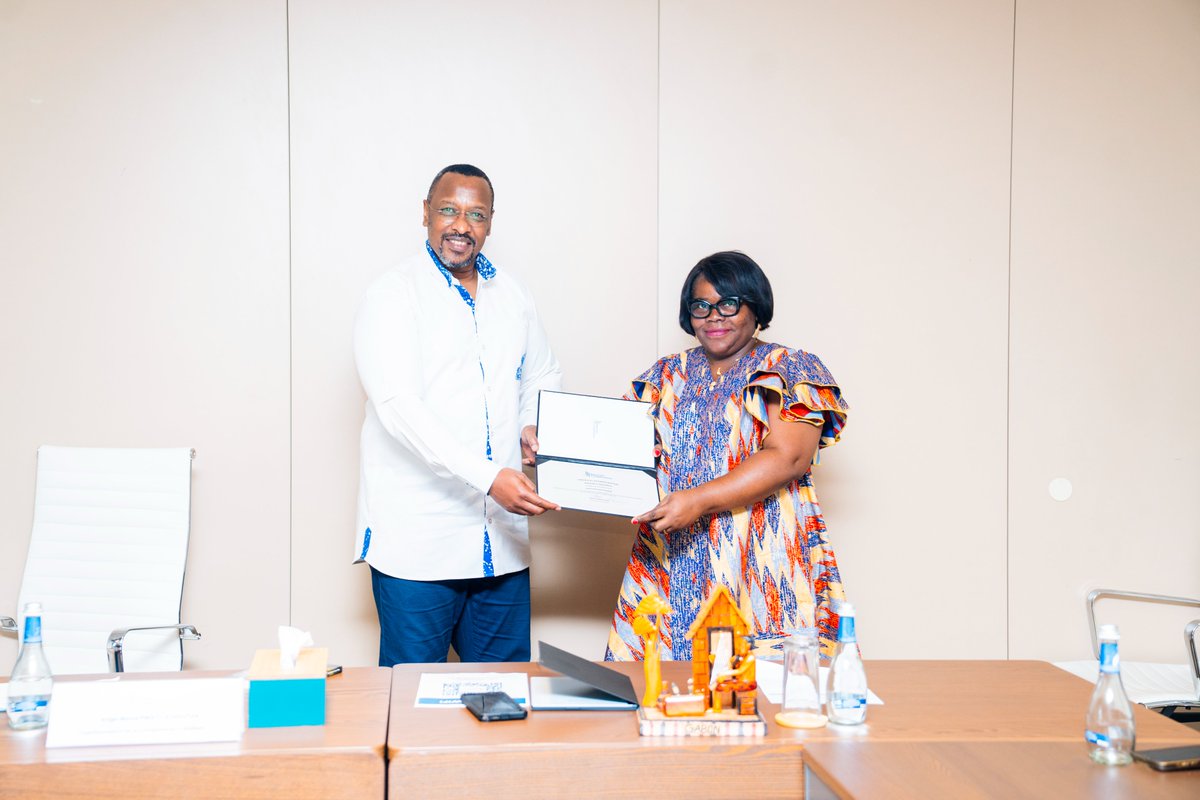 Cooperation_RW's tweet photo. 🇬🇦 🇷🇼 Après près de deux semaines d’échanges enrichissants au #Rwanda, la délégation du Ministère de l’Intérieur, de la Sécurité et de la Décentralisation du #Gabon a conclu son programme d’immersion consacré à la transformation numérique du Rwanda.

La délégation a exploré l’expérience du Rwanda en matière de :

* Transformation numérique et gouvernance électronique ;
* Intelligence artificielle et politiques numériques ;
* Digitalisation de l’état civil et des services d’identification ;
* Cybersécurité, protection des données et vie privée ;
* Interconnexion des systèmes publics et services numériques ;
* Digitalisation des services publics au niveau décentralisé ;
* Plateforme IREMBO et prestation de services gouvernementaux en ligne.

Cette immersion a permis de partager des expériences, des bonnes pratiques et des enseignements sur le parcours de transformation numérique du Rwanda.

#RwandaWorks 
#RwandaIsOpen