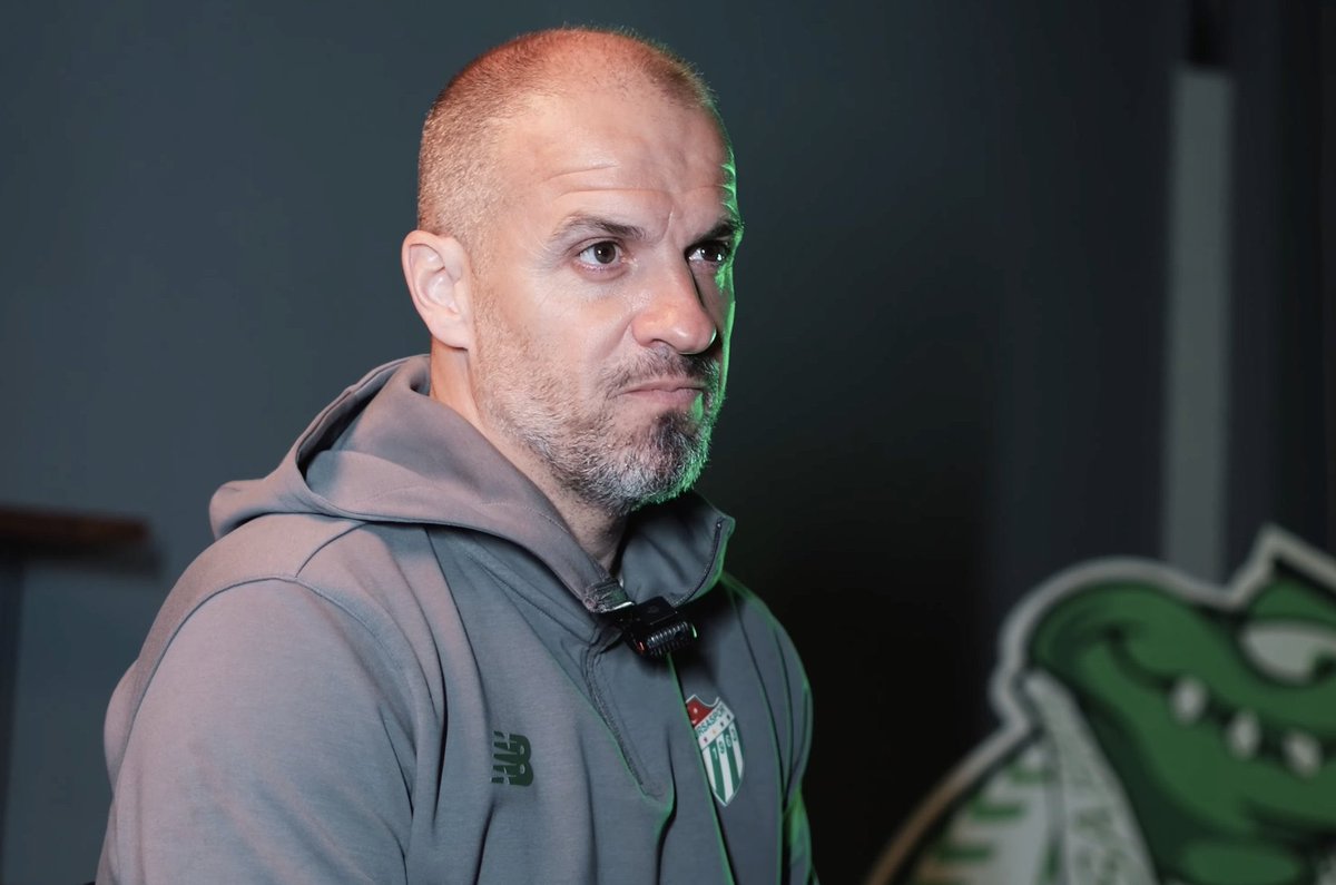 bhsporcom's tweet photo. 🚨 Mustafa Er’in cezası kalktı!

🔴 TFF, Tahkim Kurulu’nun kararını açıkladı.

🟩⬜️ İşte o ifadeler: “Bursaspor Kulübü’nün Teknik Sorumlusu Mustafa Er’in PFDK’nın 27.08.2026 tarih ve E.2026-2027/27 – K.2026-2027/56 sayılı kararına itirazı incelendi. Yapılan müzakere neticesinde;
- Bursaspor Kulübü’nün Teknik Sorumlusu Mustafa Er’inmüsabaka sonrası basın toplantısında yaptığı açıklamalarda yer alan Futbolun ve Kurumların İtibarını Zedelemeye Yönelik Açıklamaları nedeniyle FDT’nin 38/1-c maddesi uyarınca 1 resmi müsabakada soyunma odasına ve yedek kulübesine giriş yasağı ve 170.000,00 TL para cezasıile cezalandırılmasına dair PFDK kararının kaldırılmasına, oyçokluğuyla karar verilmiştir.”