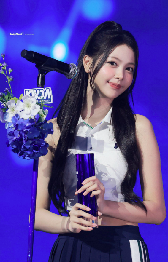 AboutMusicYT's tweet photo. Carmen of Hearts2Hearts becomes the first Southeast Asian Artist to win Female Solo Popularity Winner at K-World Dream Awards. https://t.co/JFSHO7BkGz