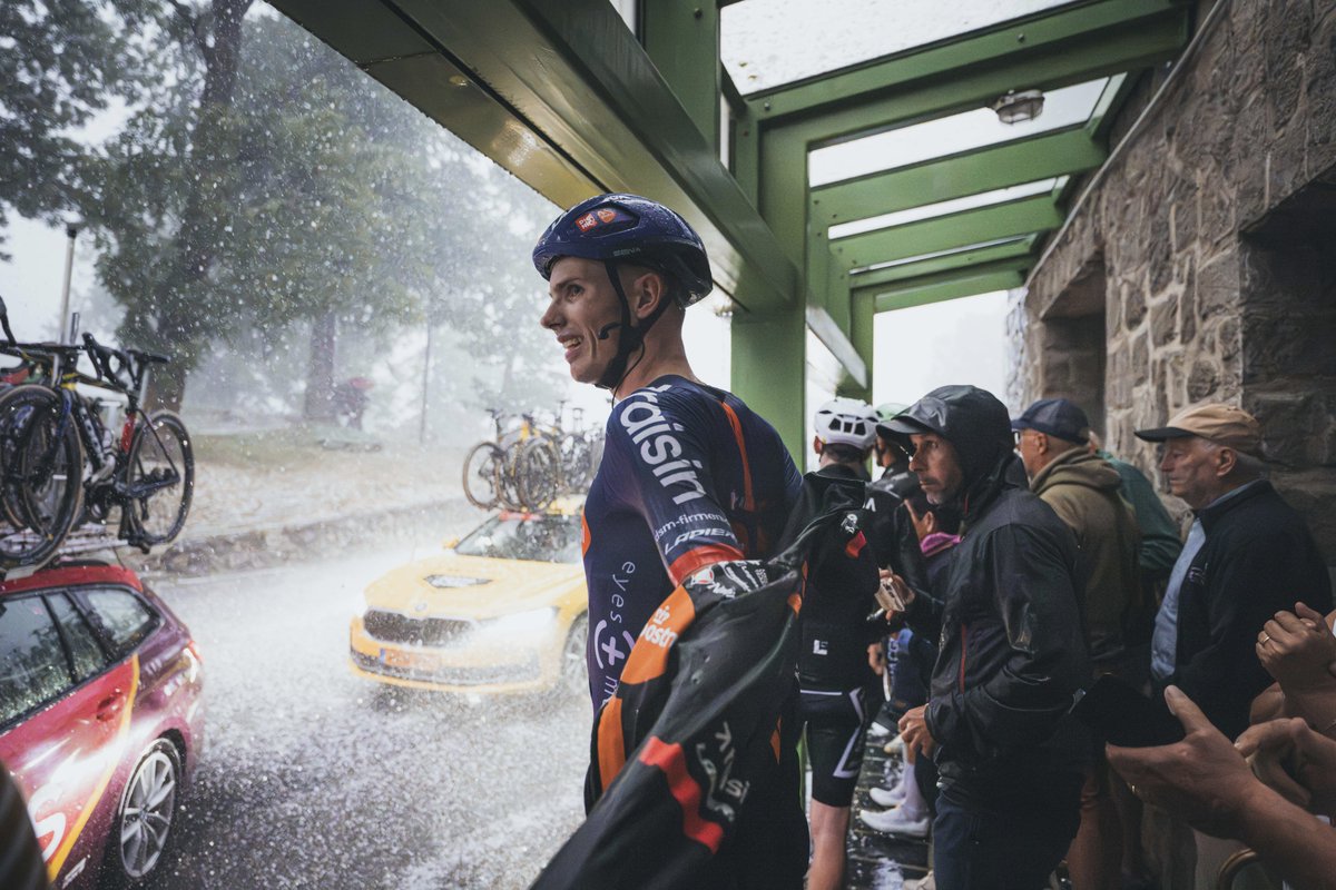 lavuelta's tweet photo. 🫣 When you just want to enjoy your hotel stay and all of a sudden 180 cold and wet cyclists show up... 
Our deepest gratitude to @Igesa_fr Village Club Mont-Louis Les Sorbiers, who sheltered our riders from the hailstorm on stage 3, and spontaneously provided everyone with towels, hot beverages and unlimited kindness. Your quick reaction and tremendous support were outstanding. ⭐️ 5/5, would visit again! Next time in better weather conditions though 😜 From all of us at La Vuelta, thank you ❤️
📸 @cxcling