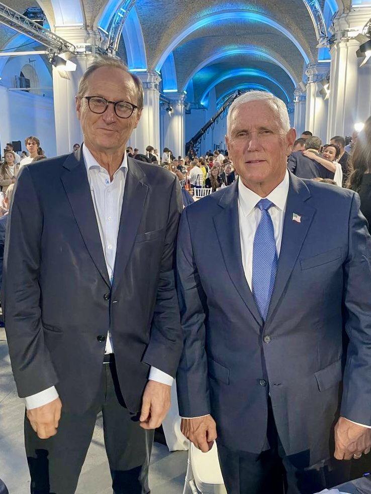 bruno_fuchs's tweet photo. La forte présence américaine à la fête nationale ukrainienne interpelle : à sa tête, le général Kellogg et l’ancien VP Mike Pence. Je leur ai dit avec force que leur présence ici devait maintenant se traduire par un soutien politique et militaire bien plus concret de Trump à l’🇺🇦 https://t.co/3Y53DeXsl8