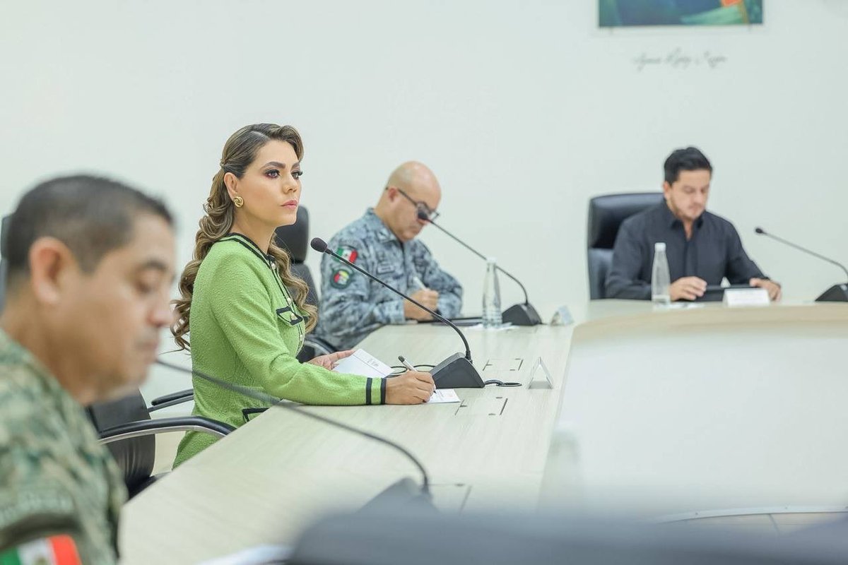 EvelynSalgadoP's tweet photo. En la recta final de las vacaciones de verano, damos seguimiento desde la Mesa de Paz en Guerrero. Este último fin de semana y ante el próximo regreso a clases, mantenemos la coordinación entre los tres órdenes de gobierno para fortalecer las condiciones de seguridad y tranquilidad en nuestro estado.

Seguimos trabajando de manera permanente por las familias guerrerenses.