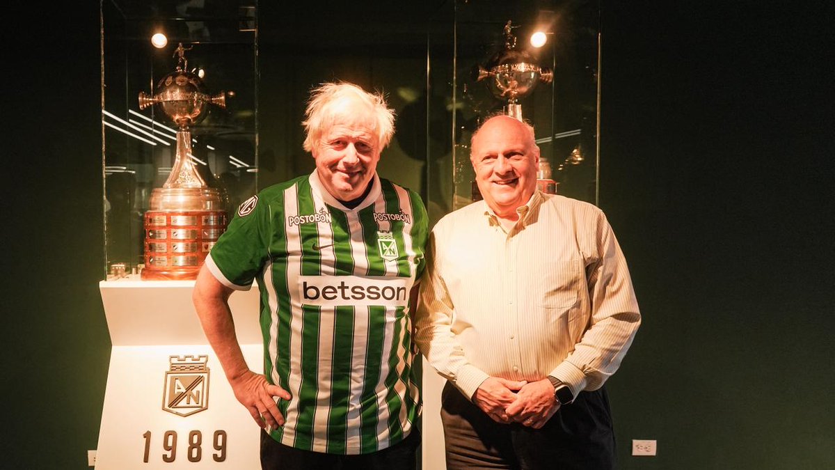 nacionaloficial's tweet photo. La casa que nadie se quiere perder: @BorisJohnson  visitó hoy la sede de Atlético Nacional.

El ex primer ministro del Reino Unido conoció la sede del más veces campeón de Colombia Atlético Nacional, un lugar que sigue cautivando a quienes la visitan.

Johnson recorrió nuestra casa verdolaga en Guarne - Antioquia, esa que guarda la historia, la pasión y la identidad de nuestra hinchada. No se fue sin ponerse la camiseta y chutar el balón, dejándose contagiar por un ratico de esa pasión verde. Una vez más, queda claro: quien nos visita, se lleva un pedazo de Nacional en el corazón.