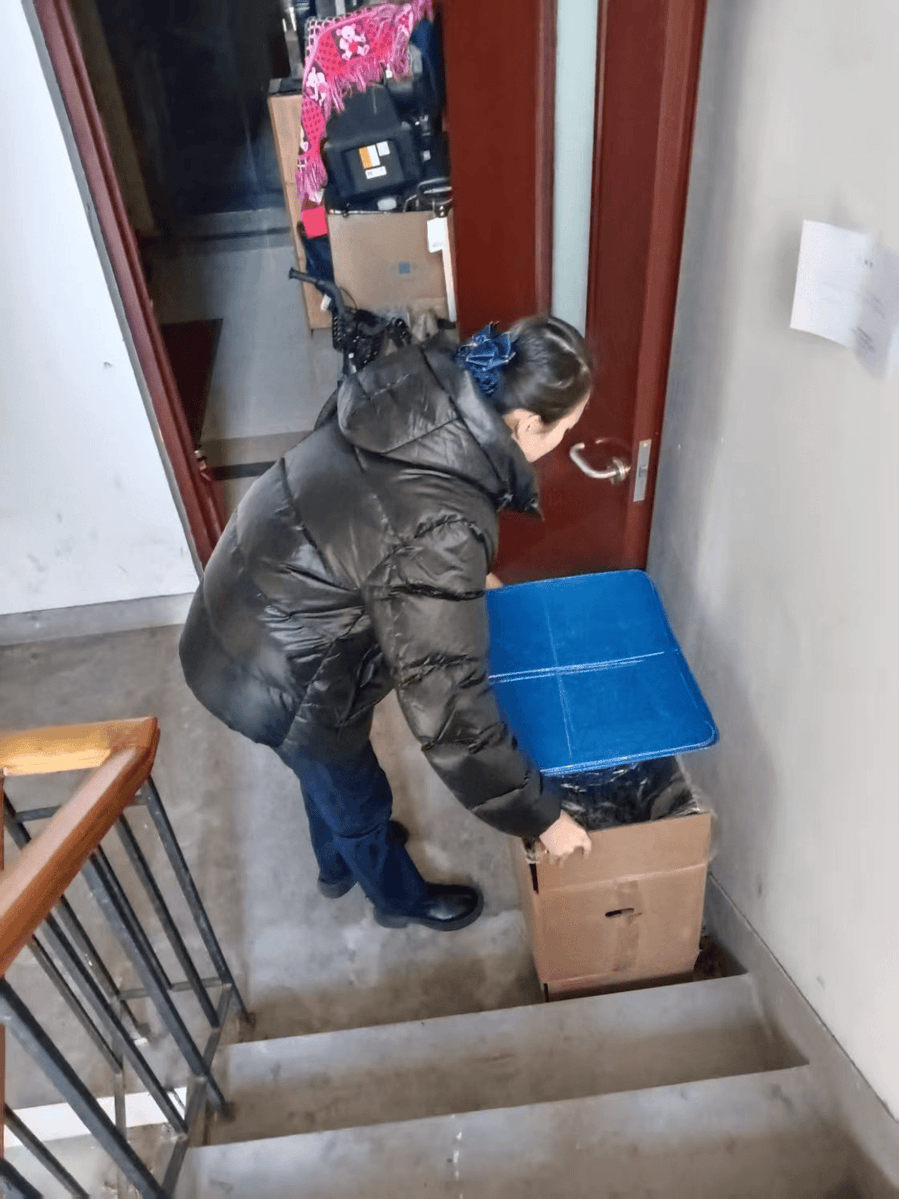 sanchez_blood's tweet photo. Stranger held the door for me while I fumbled with a stack of groceries, even helped carry one bag to my stairs—kindness from a random person made my cold day warm. https://t.co/im0SurPjKH