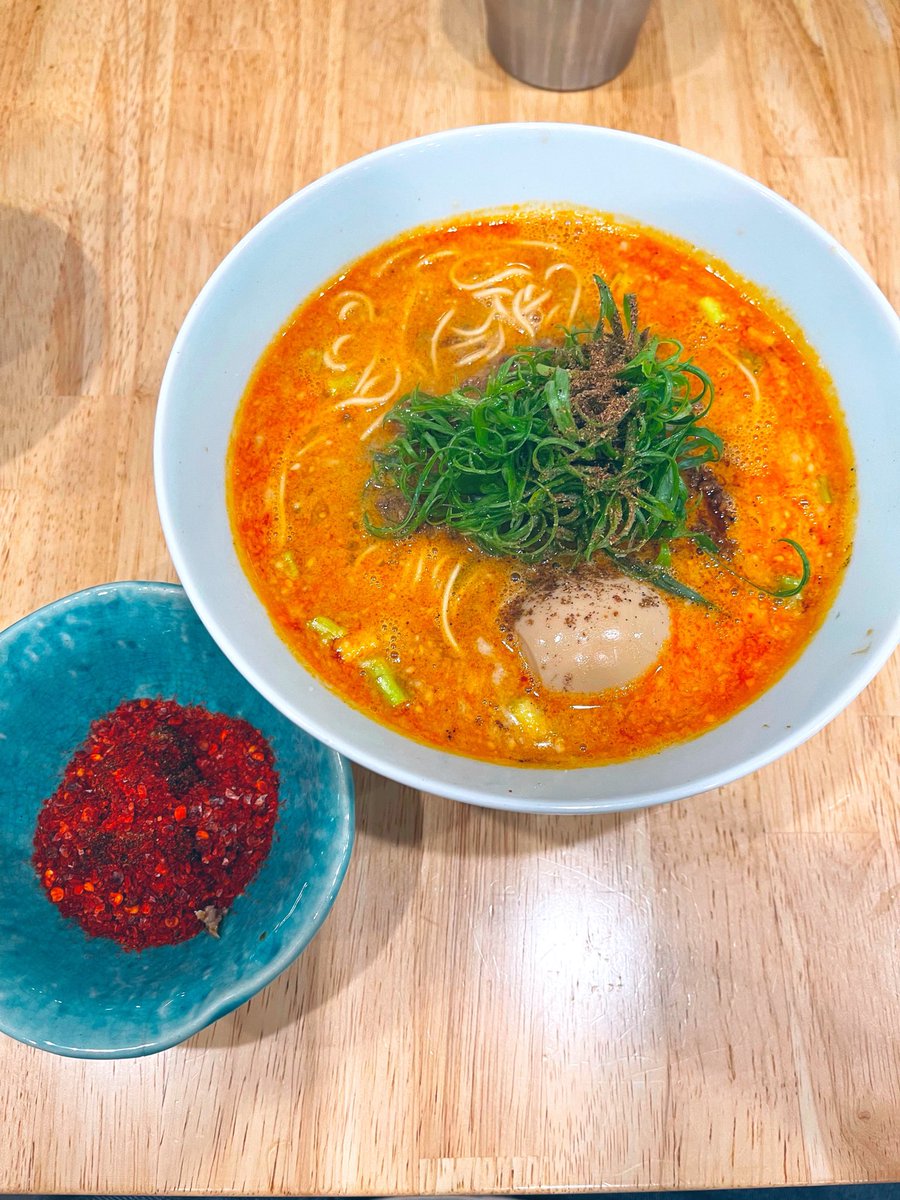 ramen_dancer's tweet photo. #地球の中華そば
歳をとると様々な感覚が鈍るが俺の舌の痛覚がお弱りになられてる
辛い物食べても感じない
今ならジョルキアとか成敗できるんじゃね

担々麺 大辛辛+ご飯

躊躇なく🌶️と醬を全部INすると🌶️の香りが立ち上がる
元が旨いと辛さスパークしても舌に残る旨味が残る旨いから成立する方程式よ https://t.co/VZ4Uk0TMEq