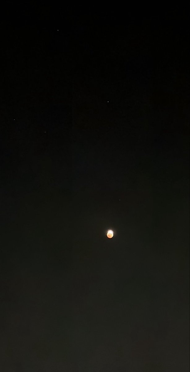 dardar1086's tweet photo. Last Nights Lunar Eclipse https://t.co/ZtWkivdOUI