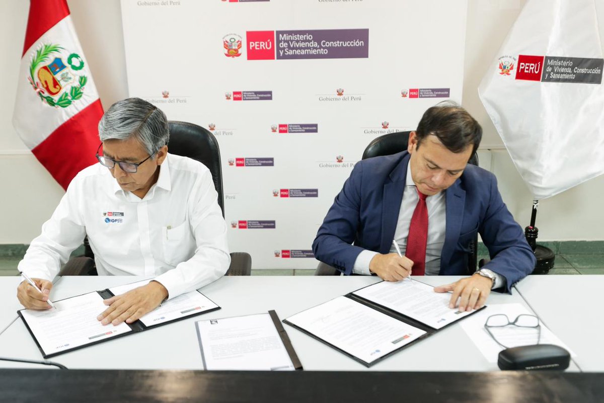 viviendaperu's tweet photo. 🤝 ¡Unimos esfuerzos para proteger a las familias de #Junín!

📌 Hoy suscribimos un convenio entre el Ministerio de Vivienda y el @igp_peru, con el fin de realizar estudios técnicos (de zonificación geofísica) para identificar zonas expuestas a futuros terremotos en la región.

📌 Se analizará el suelo de los distritos de Ahuac, Chongos Bajo, Chupaca y San Juan de Iscos, en la provincia de Chupaca, así como en el distrito de Chupuro, en la provincia de Huancayo, en beneficio de más de 41 mil ciudadanos.

📌 Esta información servirá para realizar acciones de reconstrucción, reubicaciones, atención con módulos temporales de vivienda y entrega de bonos familiares habitacionales.

🗞️ Nota de prensa: https://t.co/kioQ1YovKZ