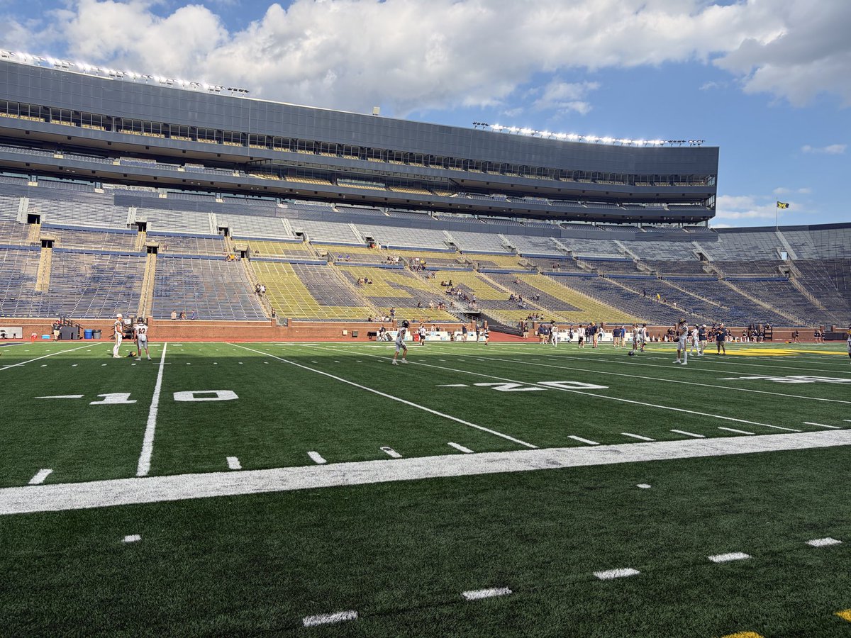 douglaskdoty's tweet photo. Here at Michigan Stadium for the Battle at the Big House to cover South Lyon vs Clarkston!

Story to follow later and scoring updates below ⬇️ 🧵 https://t.co/yr8prVcRJh