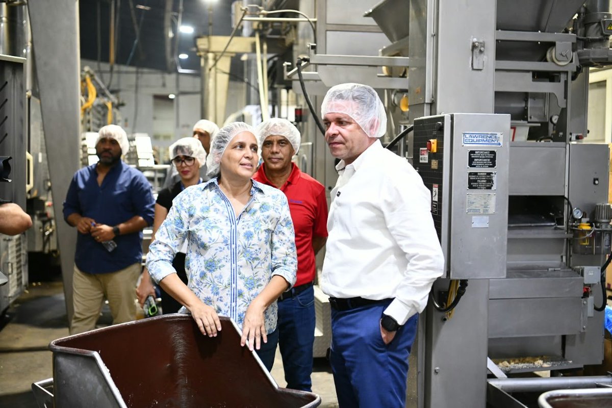 ProIndustriaRD's tweet photo. ¡Donde hay industria, hay oportunidades! ⚙️💪

​Nuestro director general, Rafael Cruz Rodríguez, visitó hoy Productos María, una empresa dedicada a la fabricación de tortillas, nachos y salsas con el auténtico sabor mexicano, pero hecho en la República Dominicana 🇲🇽🌶🌮 https://t.co/P2DfejEEED
