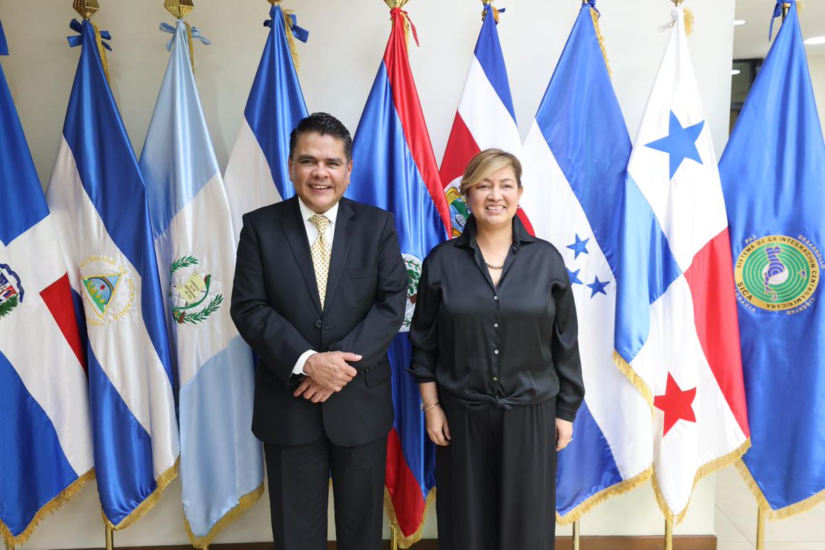 sg_sieca's tweet photo. 📰#NoticiaSIECA               

El Secretario General de la SIECA, sostuvo una reunión de trabajo con la Secretaria General del Sistema de la Integración Centroamericana (SICA).

Mira la noticia completa aquí 👇🏼

https://t.co/Gg27EgTNcX https://t.co/AHT9KAIktv
