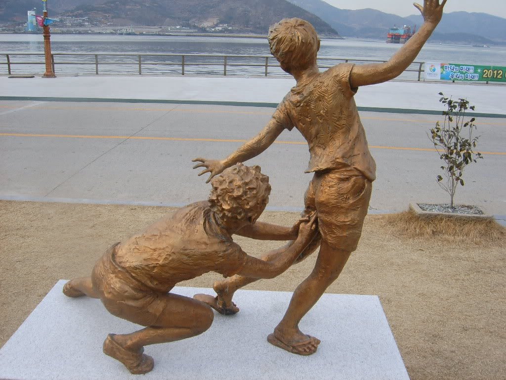 tuitero_rafael's tweet photo. monumento em homenagem a visita de wilker leão a UNB (2026) https://t.co/IMob2UOyJ0