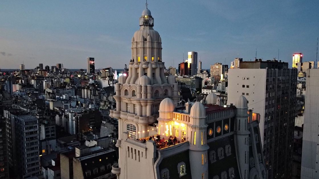 SeccionCiudad's tweet photo. 🏛️PALACIO BAROLO, UNO DE LOS ROOFTOP CON MEJORES VISTAS DE LA CIUDAD
Ubicado en Av de Mayo al 1300, se trata de una joya arquitectónica única 🏙️En el piso 16 hay un rooftop ideal para desayunar, merendar o cenar con la mejor postal porteña ☕🍹
https://t.co/vuTGjbJCo4 https://t.co/xo6fLdRney