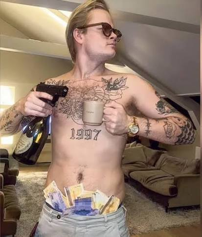 stammebark's tweet photo. Mette Marit, the Queen of Norway:

1990s - Party wild, free and seek out drug-environment the whole town knows about you
1990s - Get the nickname "Sørlandsporten" (The southern port) in your town
1996 - Join a TV-show called the "Desirehouse" where she was flirting and dating 100 men while pregnant
1997 - Get your first kid at 23 years old, grown up without a dad which left and was convicted for drugs, which is now up to conviction for rape, violence and drugs
2000 - Met the Royal Prince
2001 - Married Haakon, the Royal Prince of Norway
2001 - Apologized for her past
2004-2005 - Had two kids with Haakon, Ingrid and Sverre
2011-2014 - Despite knowing Epstein was a convicted minor sex offender, she flirted, visited him multiple times and met him with her kids and even returned to him after an "unsafe accident"
2019 - Epstein story becomes global scandal
2019 - Lied about her contact with Epstein after the contact was known public
2026 - Total silence after new Epstein-files release show she is mentioned 1000+ times in the files
2026 - Queen of Norway