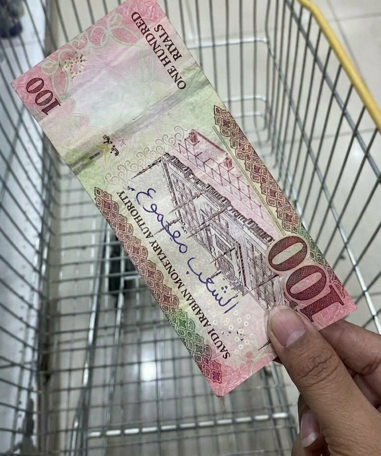 ryjvll's tweet photo. من قلـــــــــب عسير اليمنية المحتلة 
شكرا يا احـــــــرار 
 قلك ذكاء اصطناعي هذا من داخل مركز تجاري https://t.co/ZHpFvAxBXY