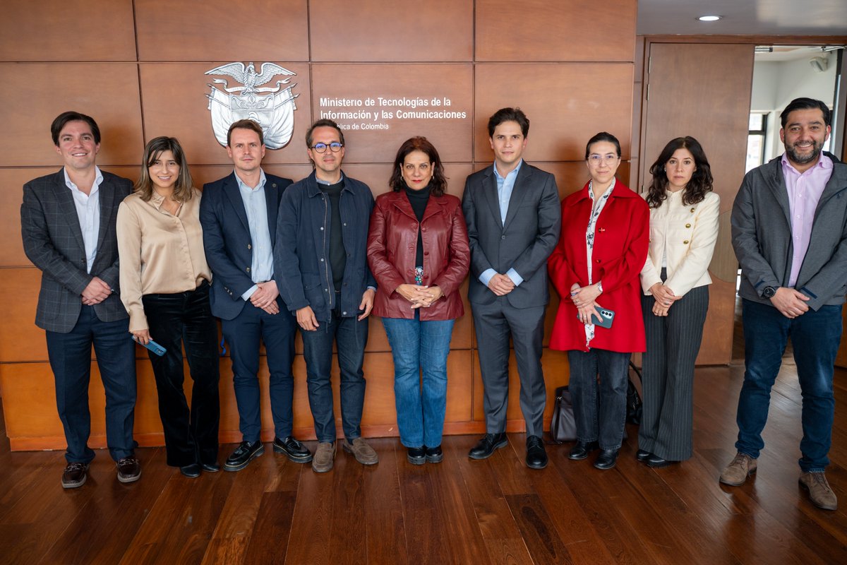 Ministerio_TIC's tweet photo. En la #PatriaMilagro protegemos a nuestros niños, niñas y adolescentes. Desde el Ministerio TIC emprendemos acciones para enfrentar el reclutamiento de menores a través de redes sociales.

Tras reunirse con la Asociación Latinoamericana de Internet (@alai_lat) y actores del ecosistema digital, la ministra TIC, @AlexandraFalla, junto al viceministro de Transformación Digital, Germán Bacca, anunció la creación de un grupo especializado para identificar contenidos relacionados con este delito y fortalecer su prevención. Hilo 🧵