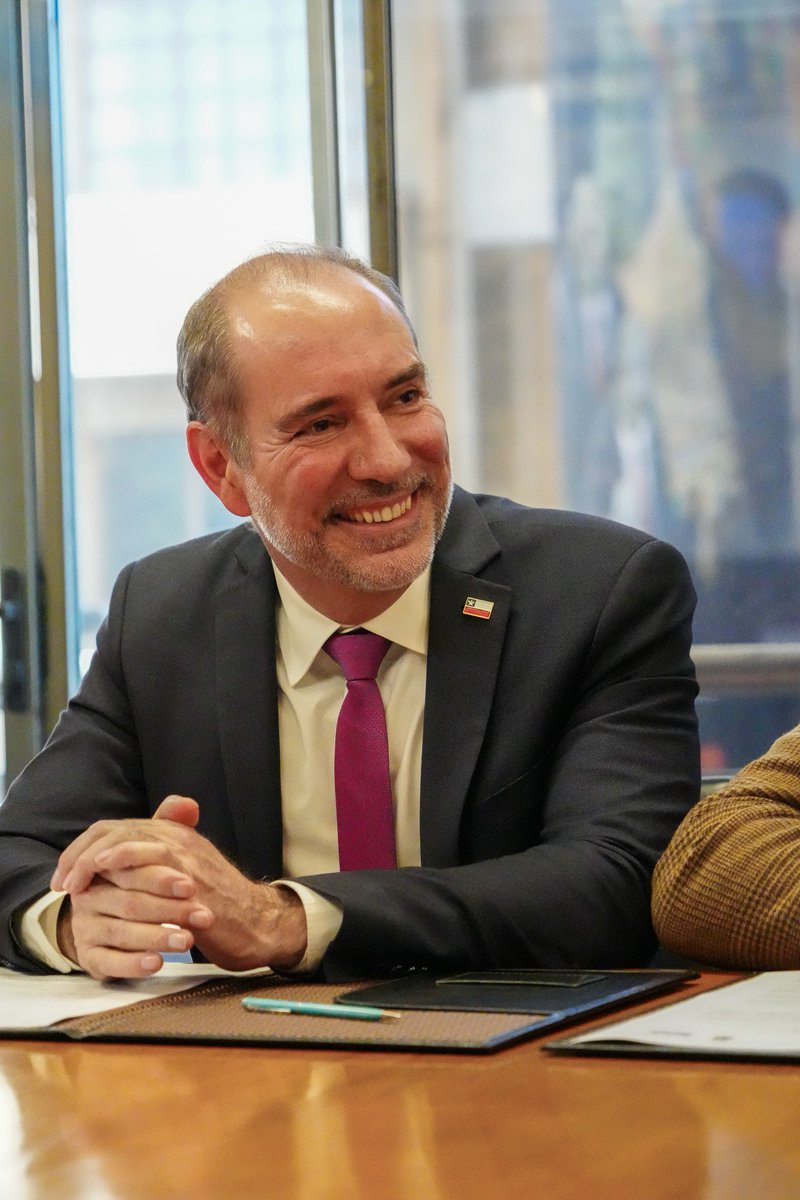 MTTChile's tweet photo. Biministro Louis de Grange firmó el convenio de mandato con el Gobierno Regional de Valparaíso para implementar 32 nuevos servicios rurales de transporte público.
La iniciativa beneficiará a 17 comunas y conectará a zonas aisladas de la región. 🚌 https://t.co/vstZWjGZ9Q