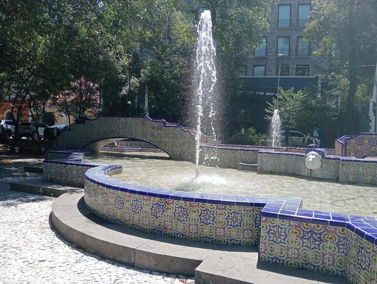Servicios_Pub's tweet photo. 💦⛲ La fuente de #Azulejos, en el Parque Paseo de San Francisco, recibió suministro de agua para mantenerse en operación. Este monumento forma parte del paisaje y patrimonio urbano de la capital.
Atender estos detalles también es preservar la identidad de #PueblaCapital.
El Gobierno de la Ciudad, encabezado por @pepechedrauimx, da seguimiento a nuestros espacios públicos. 🌿
#ServiciosPúblicos