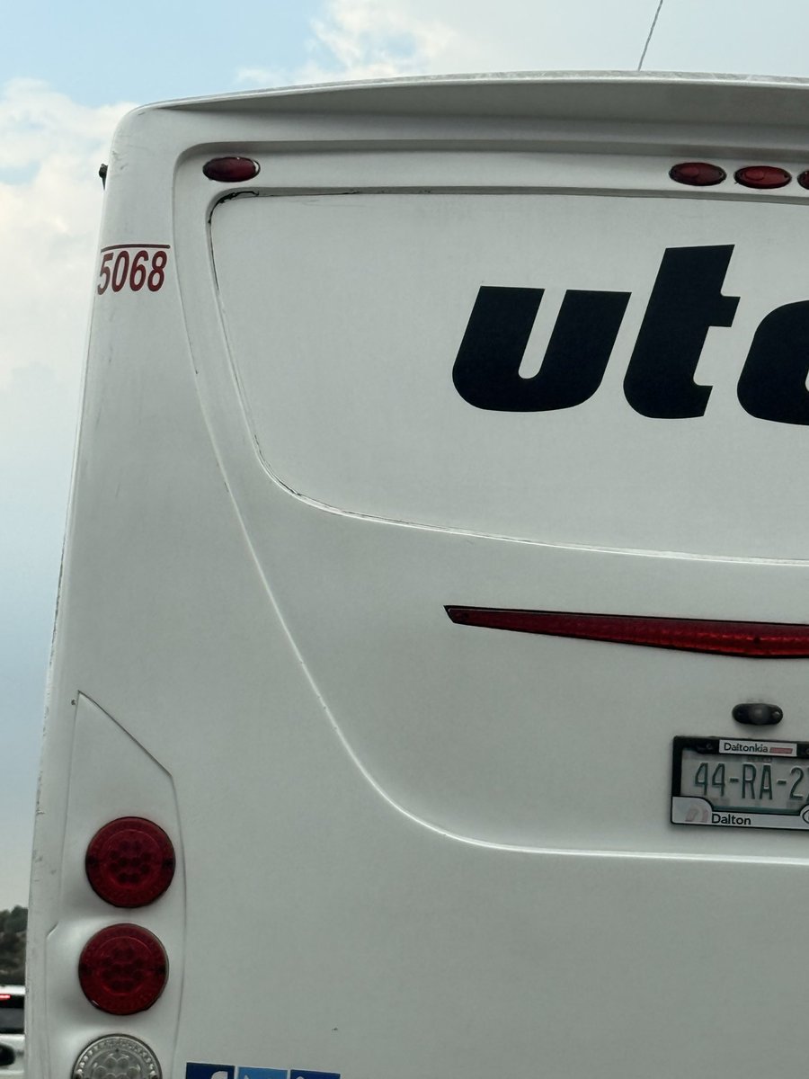 IVEXOCH's tweet photo. Este autobús me acaba de pegar en rio consulado. @UTEP @utepmx @MxUtep. Revisen a su personal porque ellos transportan niños y colaboradores de empresas. https://t.co/M4DyT9Xo58