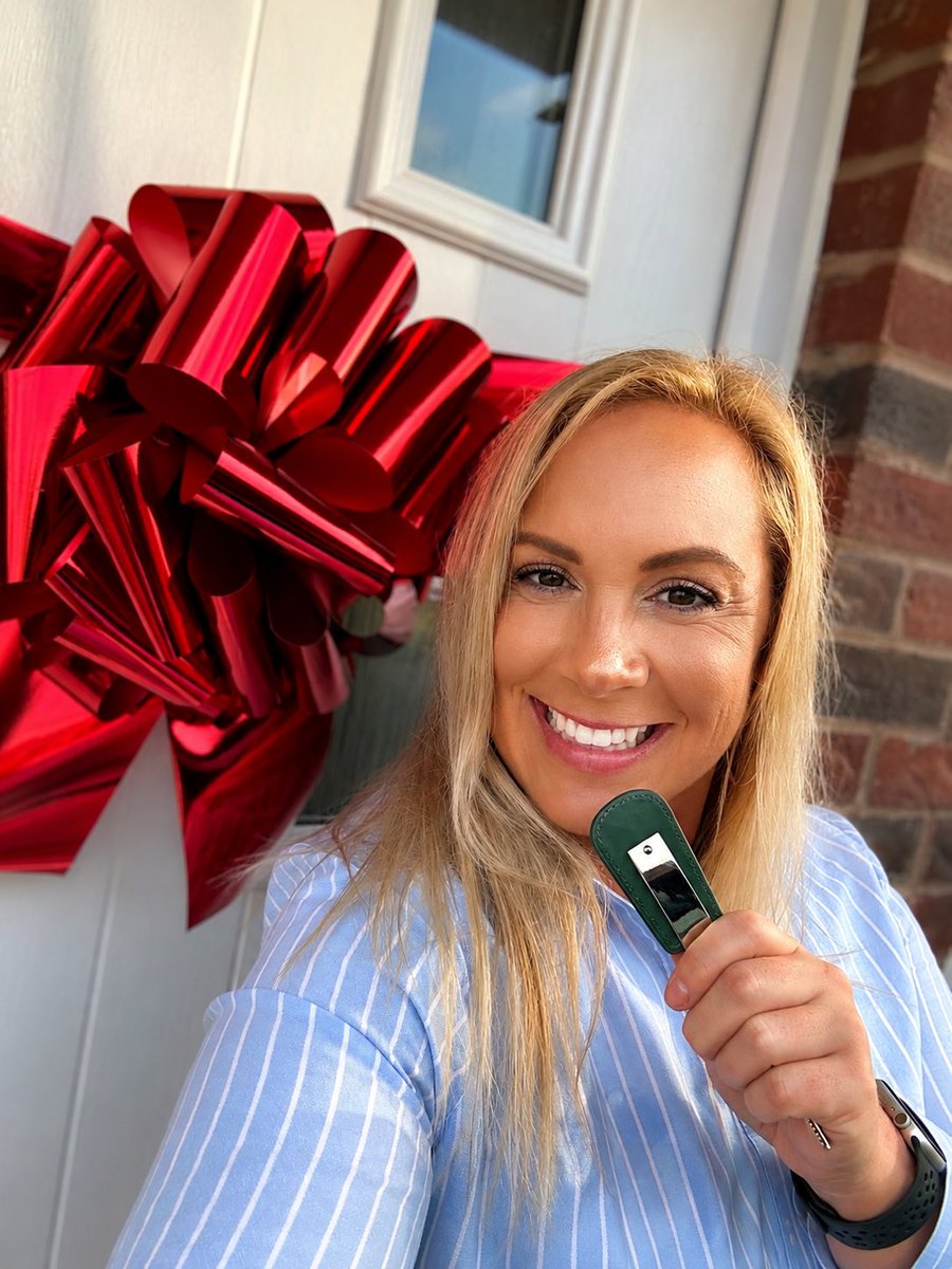 EmmatheMinx's tweet photo. Today I got the keys to my house ! A long time coming - but for a solo home owner this is a dream come true ! Adult life mode now https://t.co/afuAVwkZ9i