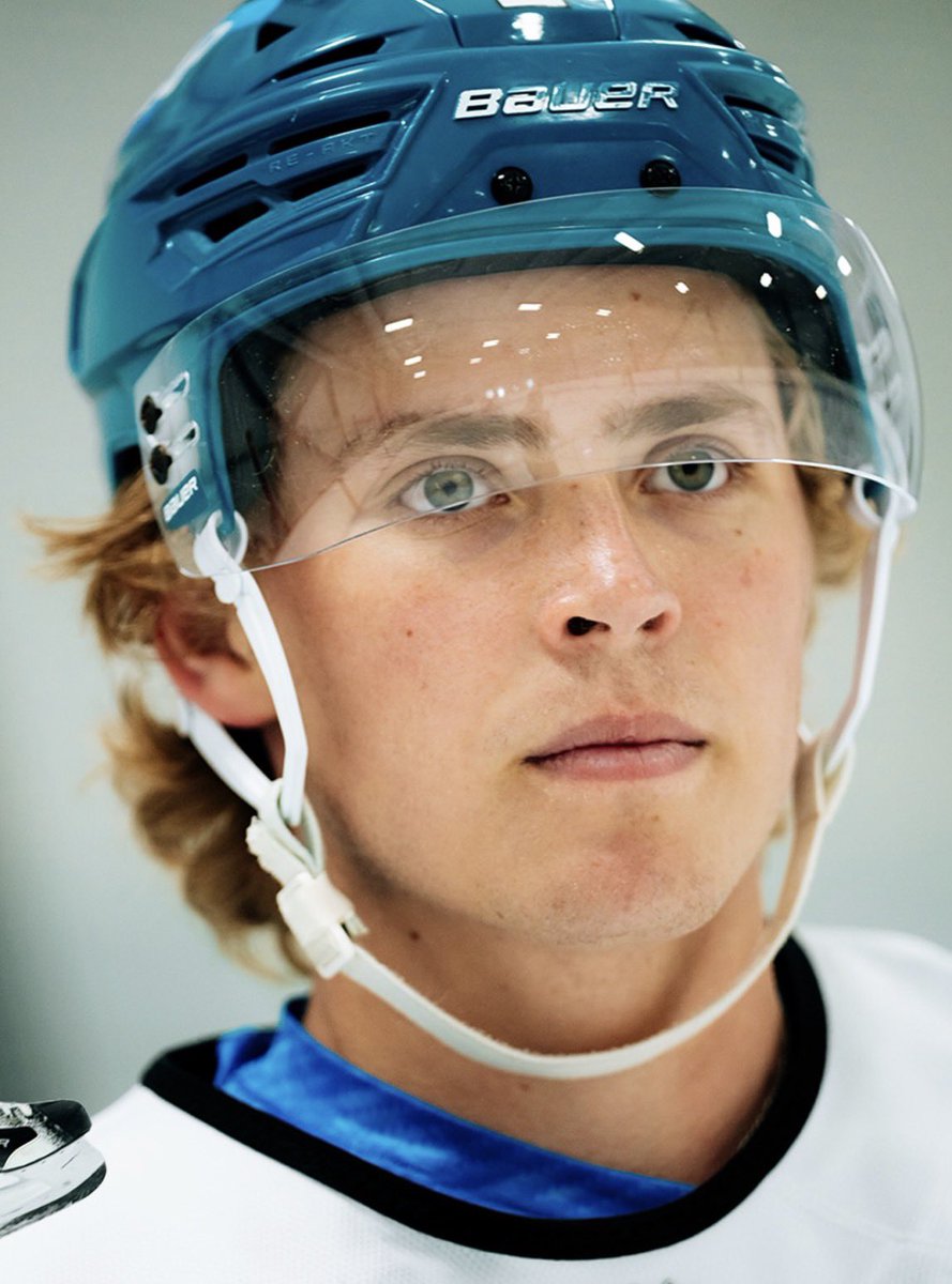 tealpuckk's tweet photo. just walks around looking like that https://t.co/mzMMpxw8wf