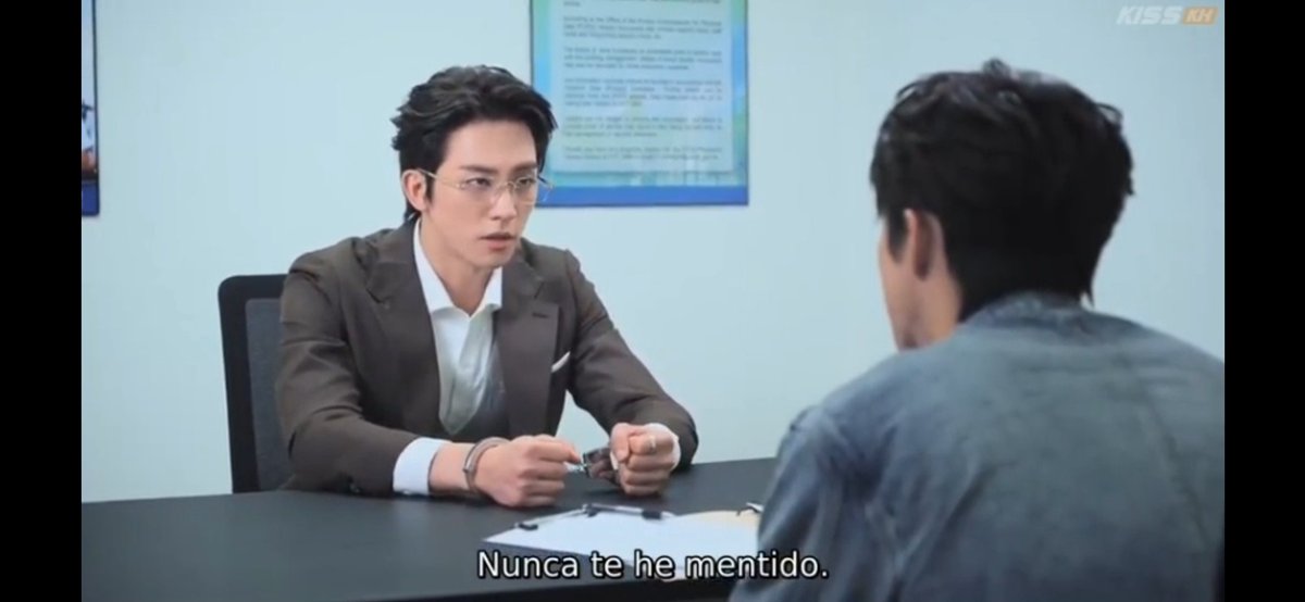 AkrgFullMoon's tweet photo. #煙灰 #ASHofficialseries 
#煙灰EP4|#AshEP4|#HiaTo es interrogado, mientras que #Mok intenta separa su corazón del caso.
Avanza lento mientras poco a poco la red se descubre, pronto #HiaTo no podra separar su actitud de lo que se dedica. https://t.co/tfUr0HptyK