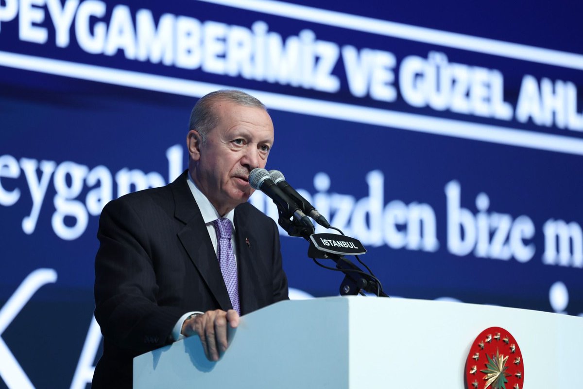 Akparti's tweet photo. "Müslümanlar olarak birbirimize inanarak omuz omuza, yürek yüreğe istikbale hep beraber yürüyelim istiyoruz. Çabamız ittifak ve ittihadın sağlanması içindir."

Cumhurbaşkanımız Sayın Recep Tayyip Erdoğan, 2026 Yılı Mevlid-i Nebi Haftası programına katıldı. https://t.co/q4ferNGDX9