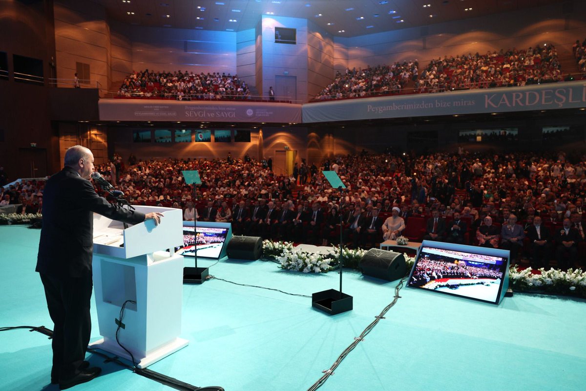 Akparti's tweet photo. "Müslümanlar olarak birbirimize inanarak omuz omuza, yürek yüreğe istikbale hep beraber yürüyelim istiyoruz. Çabamız ittifak ve ittihadın sağlanması içindir."

Cumhurbaşkanımız Sayın Recep Tayyip Erdoğan, 2026 Yılı Mevlid-i Nebi Haftası programına katıldı. https://t.co/q4ferNGDX9