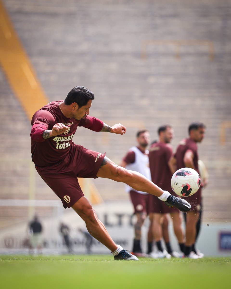 Universitario's tweet photo. 𝗟𝗜𝗦𝗧𝗢𝗦 𝗣𝗔𝗥𝗔 𝗨𝗡 𝗡𝗨𝗘𝗩𝗢 𝗗𝗘𝗦𝗔𝗙𝗜́𝗢 🔥

Entrenamiento en el @Monumental_U_ ✅
UTC 🔜

#ConLaUsiempre https://t.co/QLt7kewZsn