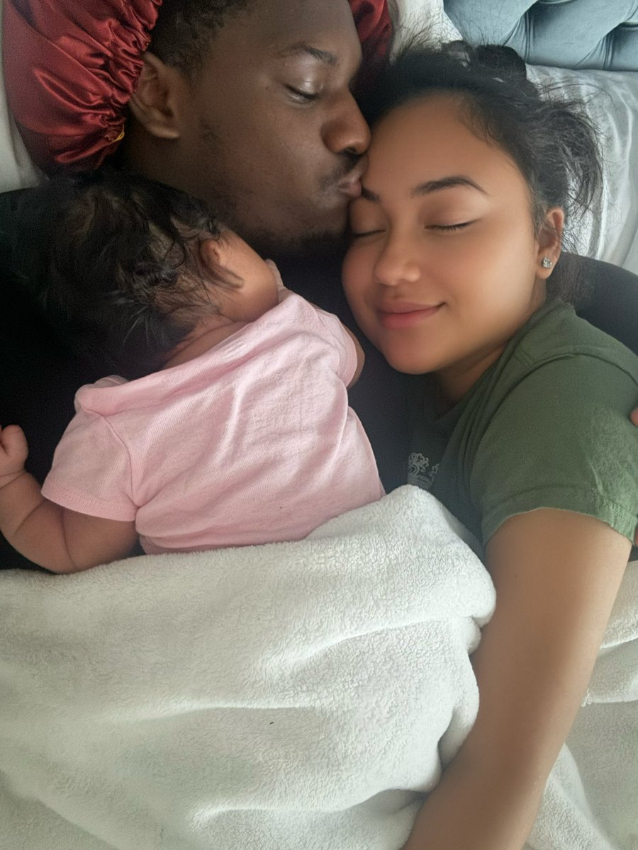 wavecheckers's tweet photo. Buba100x &amp; Rella Gz with their daughter Saturn 🪐 https://t.co/CTbuFwyzO3