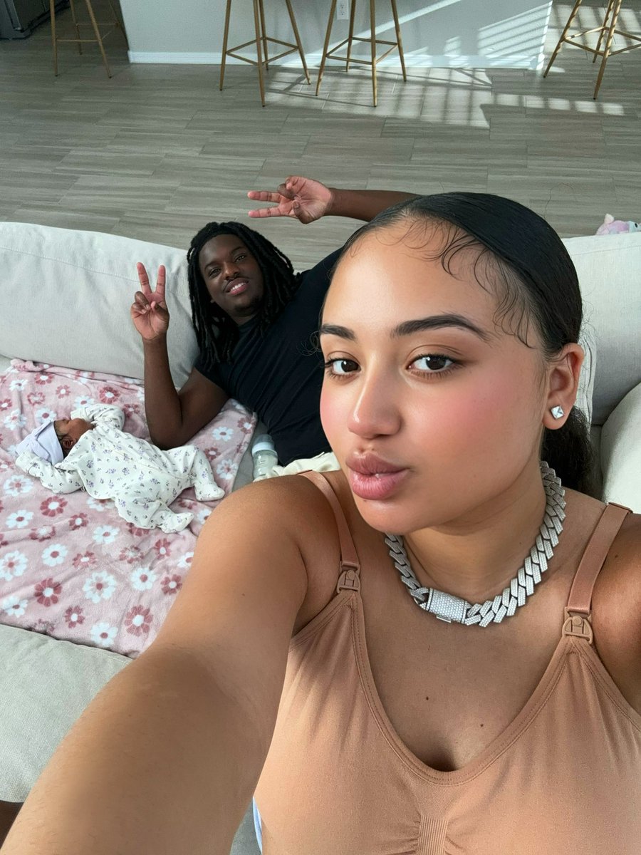 wavecheckers's tweet photo. Buba100x &amp; Rella Gz with their daughter Saturn 🪐 https://t.co/CTbuFwyzO3