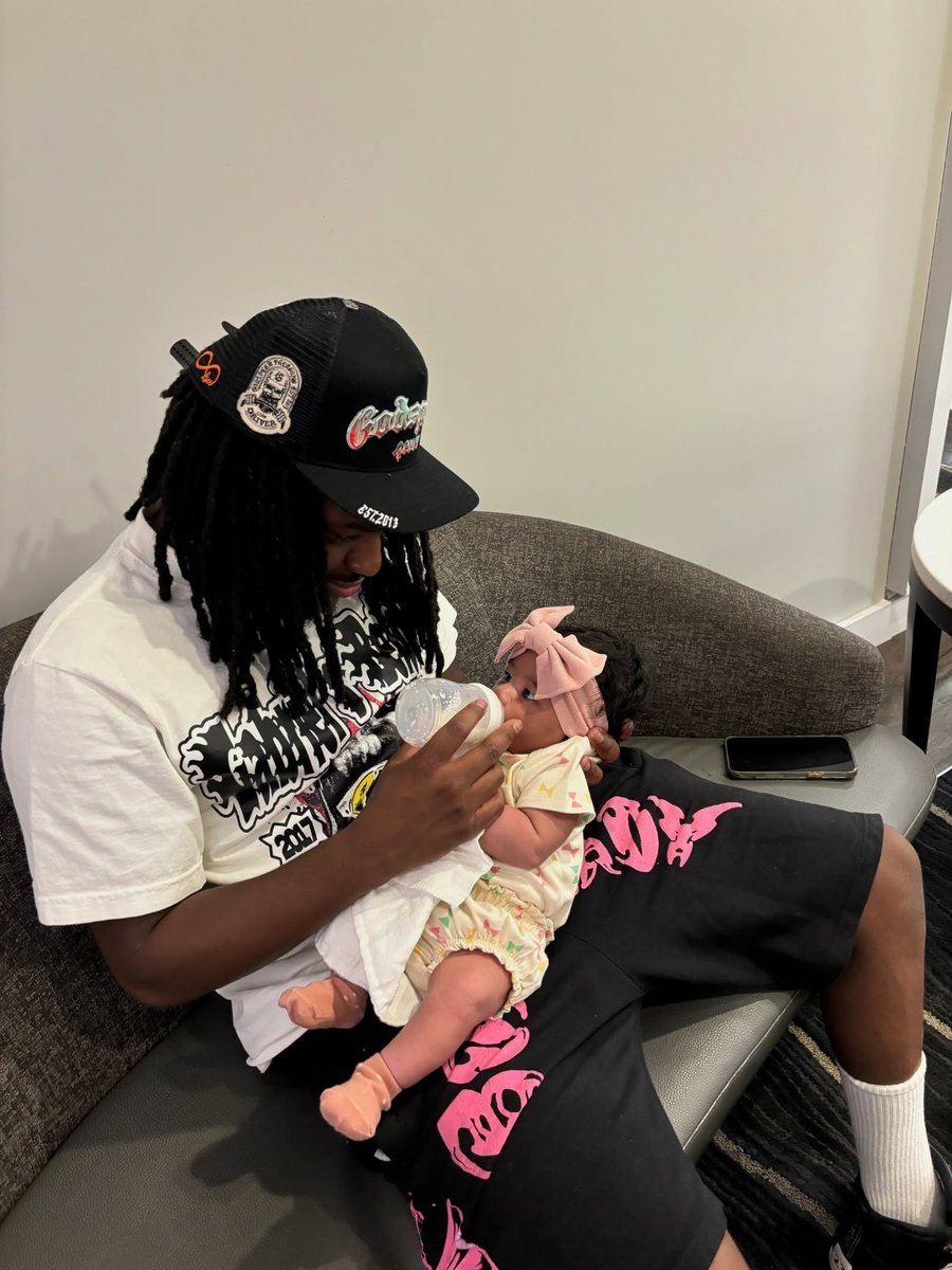 wavecheckers's tweet photo. Buba100x &amp; Rella Gz with their daughter Saturn 🪐 https://t.co/CTbuFwyzO3