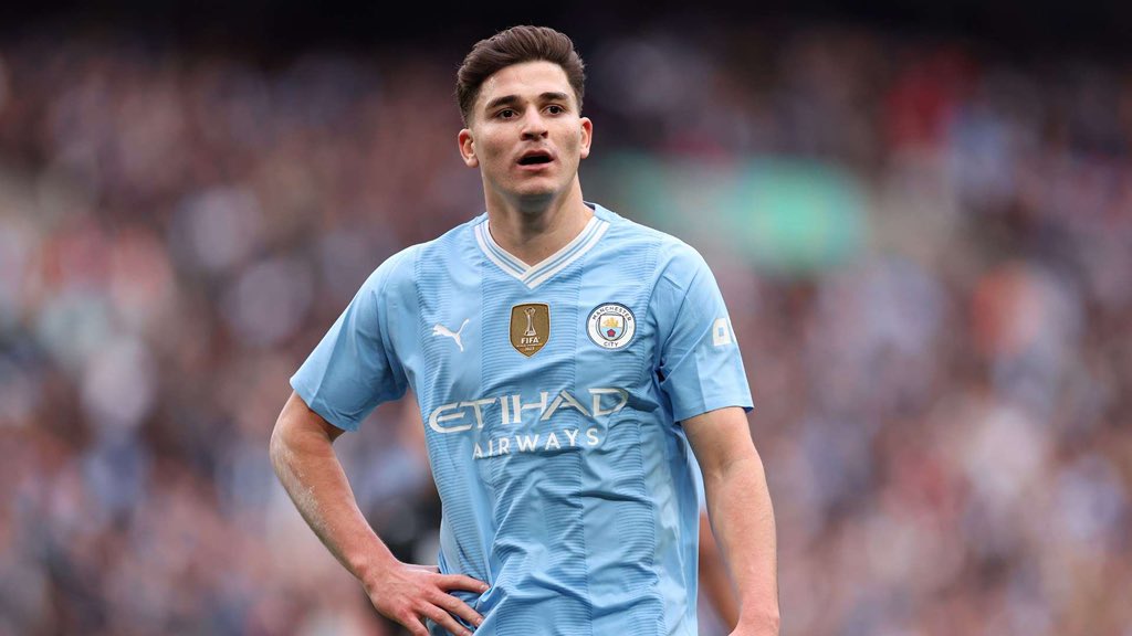AFCStands's tweet photo. 🚨 Julián Álvarez has REJECTED Manchester City. 🇦🇷 ❌

City wanted to bring him back, but the Argentine striker turned down their approach.
[@PedroFullanaSER] https://t.co/xm0JXkWYVR